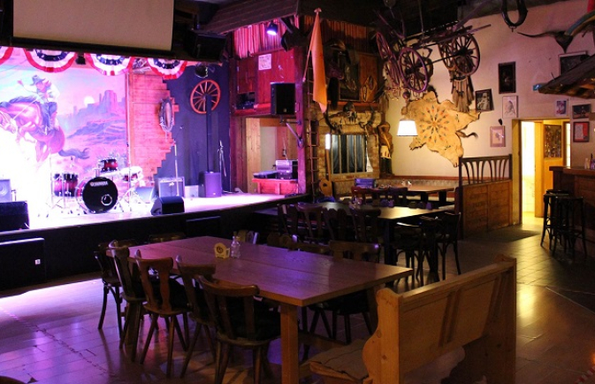 Four Corners Music Hall Bühne.jpg