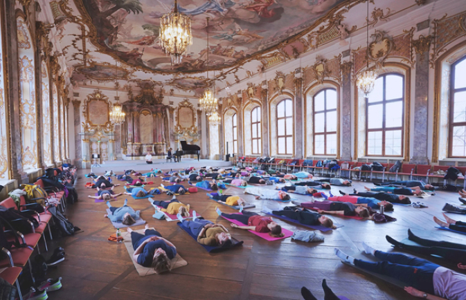 Mozart in der Stadt 24 Yoga im KGS © Bastian Walcher Low Res (11) KopieON.jpg