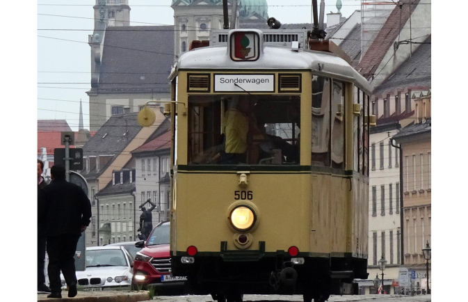 alte tram on.jpg