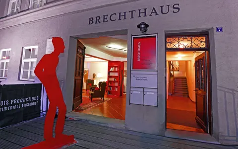 Brechthaus Blick nach innen Lounge und Treppenhaus © Norbert Liesz.jpg