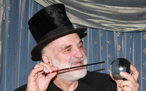 Dr Novestro.jpg