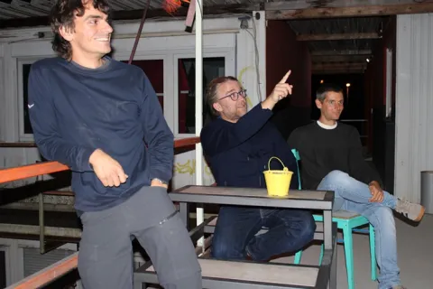 Jazziges Gitarrentrio mit Schalk im Nacken meets Brunnenhof